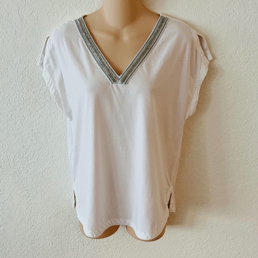Women’sTommy Bahama White Cotton Top V Neck With Silver Gold Bling Cap Sleeve XS